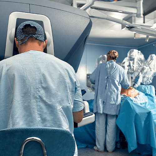 Equipe médica realizando cirurgia robótica