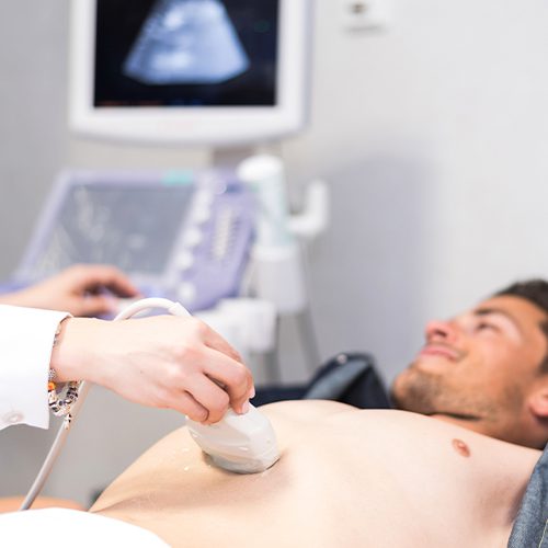 Paciente realizando ultrassom abdominal para avaliação de nódulos hepáticos